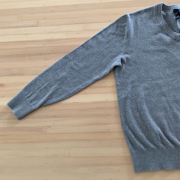 Men’s Gap V-Neck Sweater - Picture 3 of 4